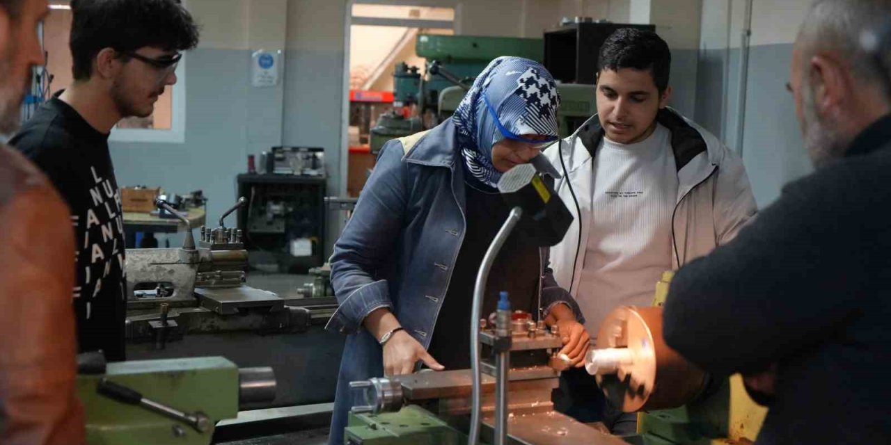 45 yaşında üniversiteye başladı, endüstriyel kalıpçılık bölümünün tek kadın öğrencisi oldu