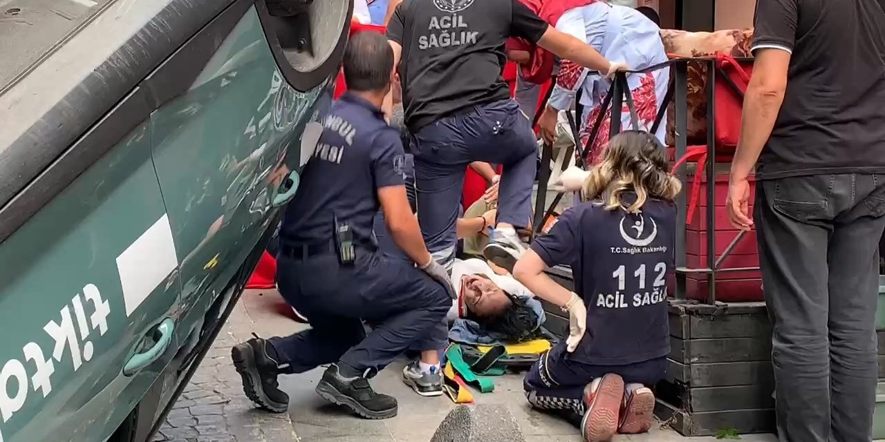 Beyoğlu’nda Yol Kenarındaki Kadına Çarpan Otomobil Takla Attı
