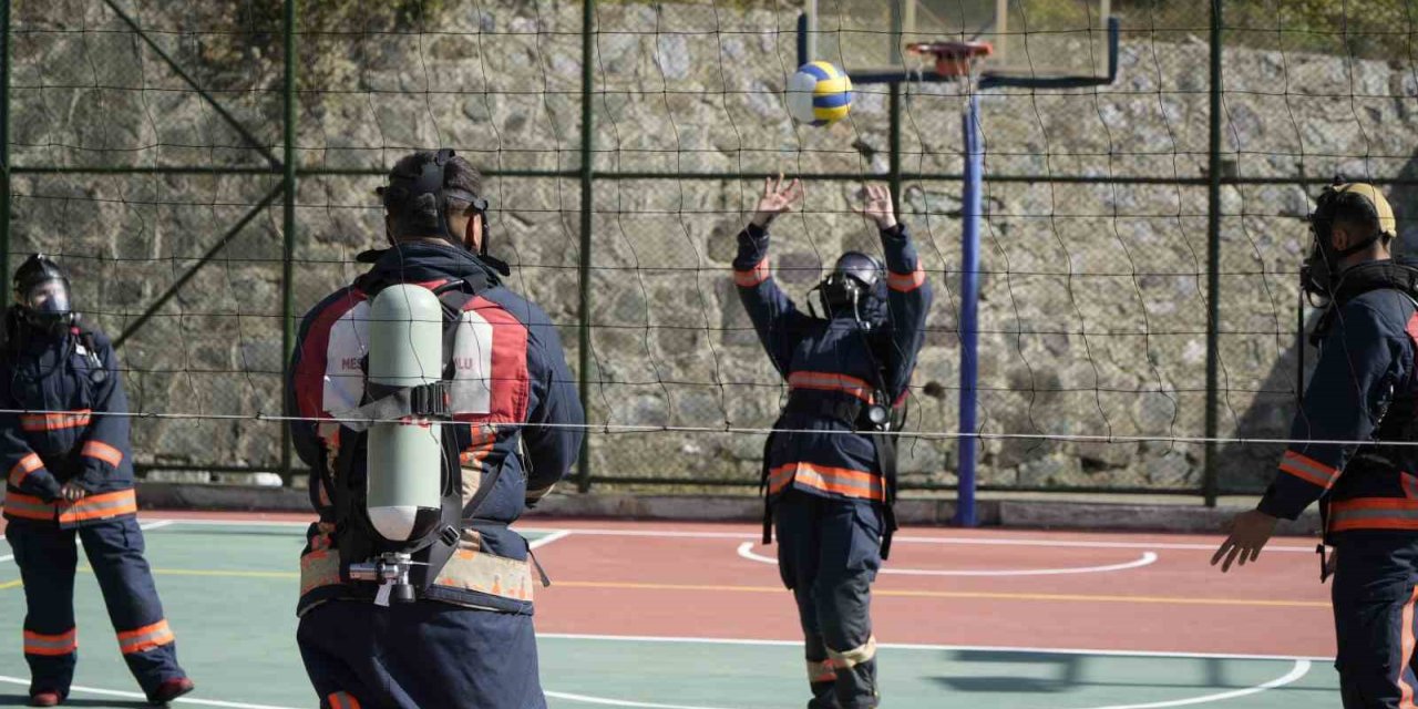 İtfaiye Kostümüyle Voleybol Oynadılar, Nefes Kontrolü Yaptılar