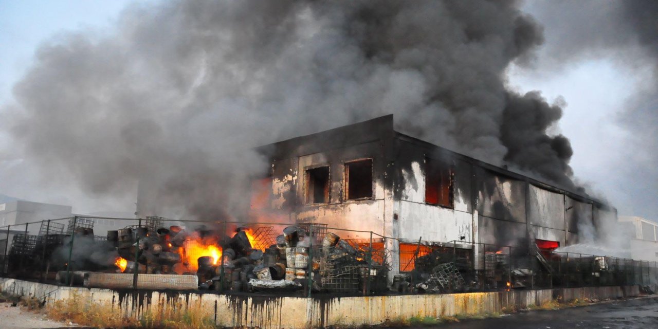 Manisa'da Geri Dönüşüm Tesisindeki Yangın 3,5 Saatte Kontrol Altına Alındı
