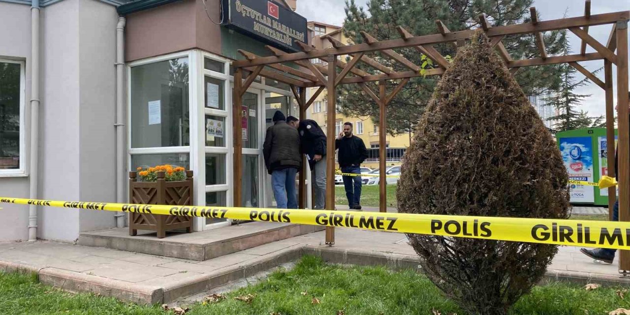 Motosikletli saldırgan muhtarlığa kurşun yağdırdı