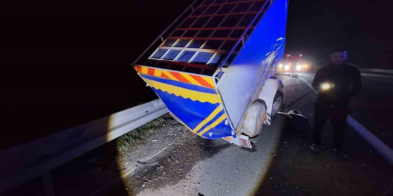 TEM Otoyolu’nda bariyerlere çarpan minibüs ters döndü: 4 yaralı