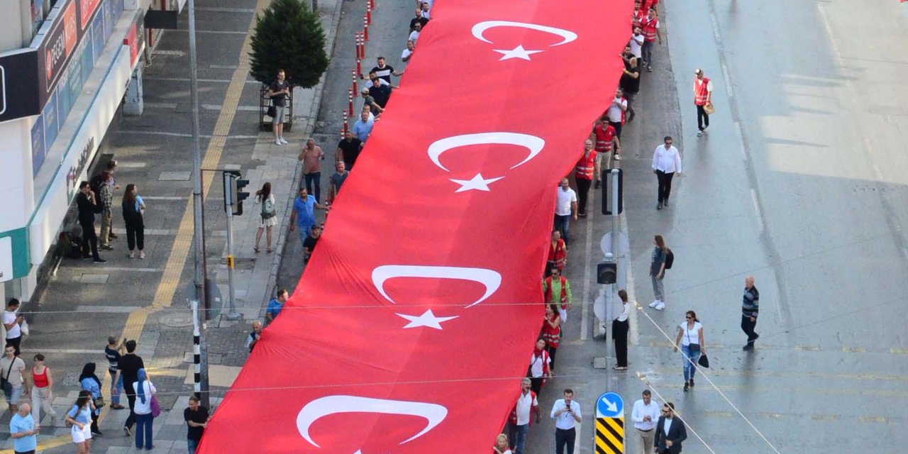 İzmir'de 350 Metrelik Dev Türk Bayrağı İle 'Zafer Yürüyüşü'