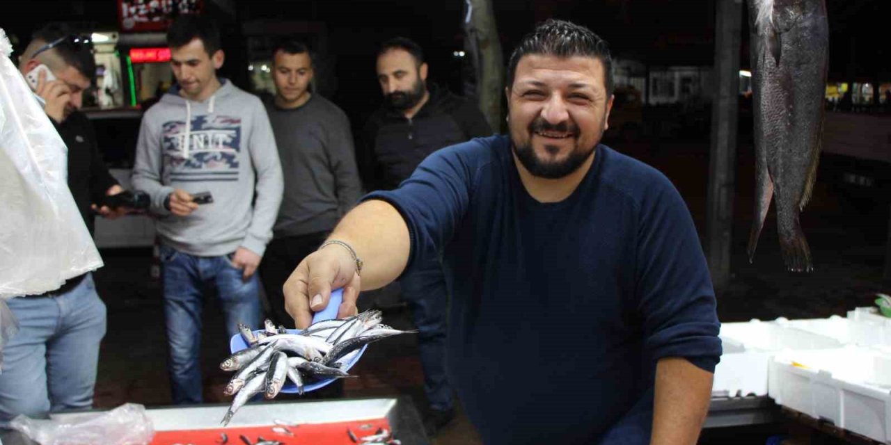 Amasya’da balıkçı ile kasabın esprili "indirim" kapışması vatandaşa yaradı