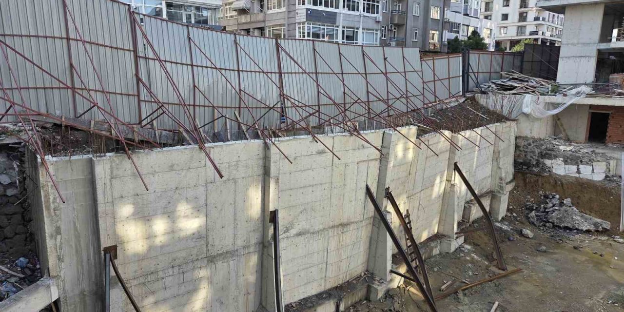 Temel kazısında kaldırım çöktü: Yol yaya ve araç trafiğine kapatıldı