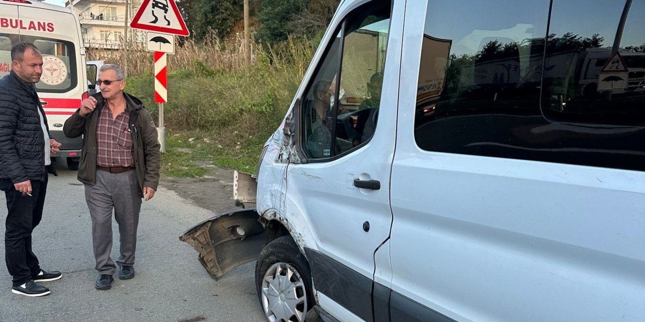 Rize’de okul servisi ile kamyonet çarpıştı