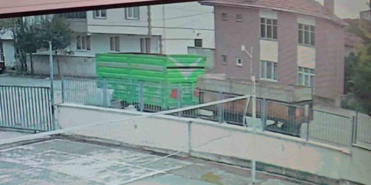 Park edilen römorklar hareketlenip duvara çarptı