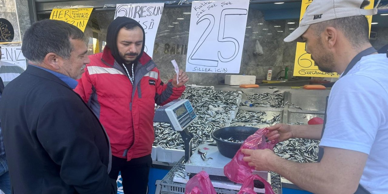 Ordu’da hamsi 25 liraya düştü, vatandaş sıraya girdi