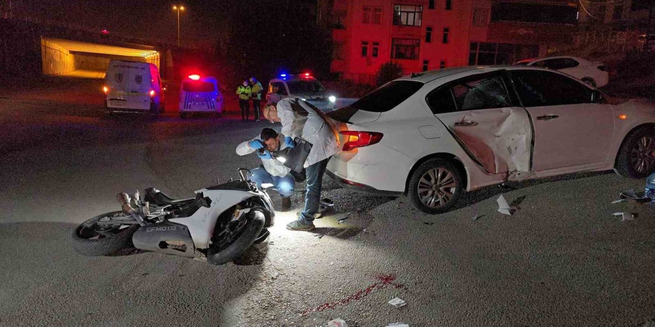Polisten kaçan motosiklet otomobile çarptı: 2 yaralı