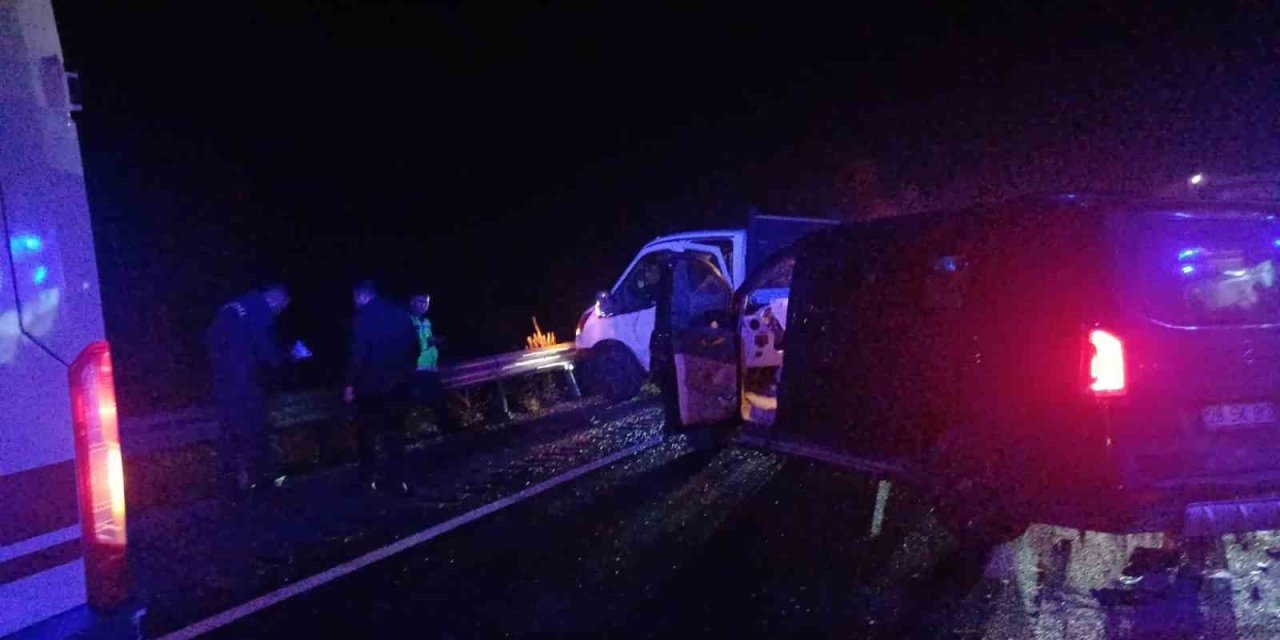 Çorum’da kamyonet ile minibüs çarpıştı: 7 yaralı