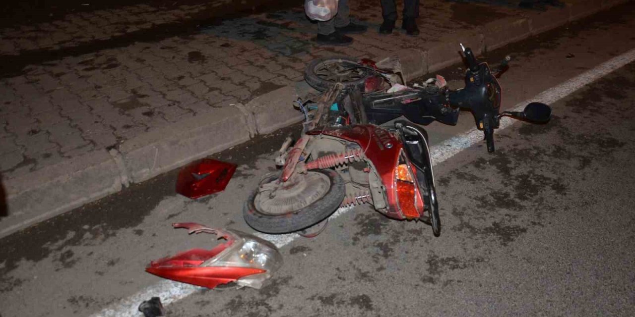 Otomobil elektrikli bisiklete çarptı: 1 ölü, 1 yaralı