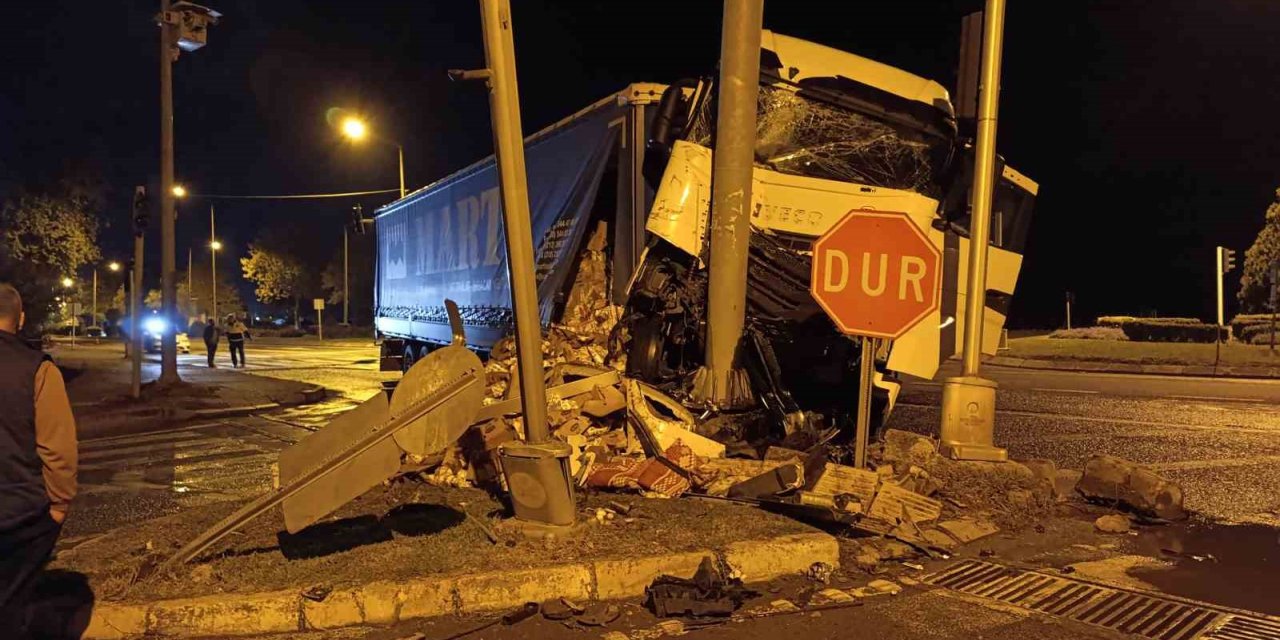 Ordu’da süt yüklü tır ve otomobil çarpıştı: 2 yaralı