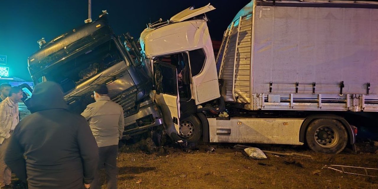 Amasya’da 2 tır kavşakta çarpıştı: 3 yaralı