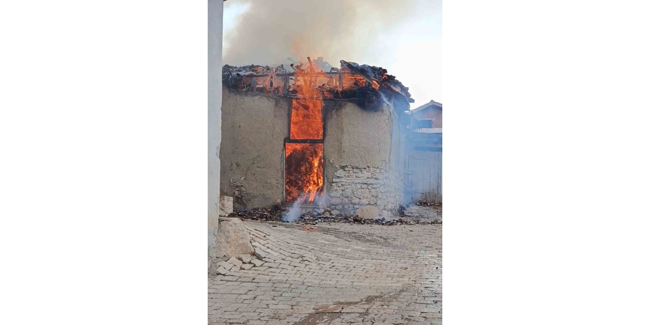 Tokat’ta çıkan yangında ev ve samanlık küle döndü