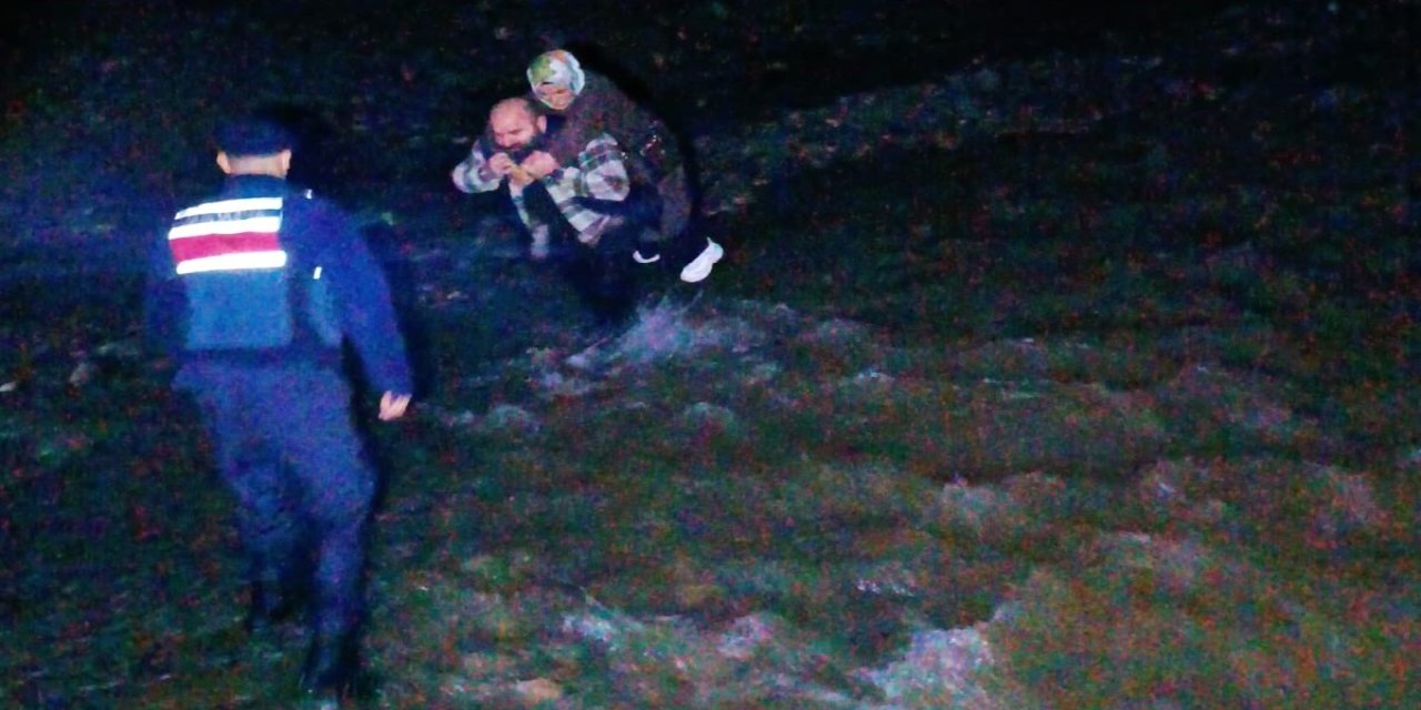 Borçka Karagöl'de dere taştı: Mahsur kalan ziyaretçileri ekipler kurtardı