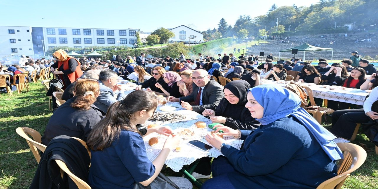 2 saatte 3 ton hamsi yediler