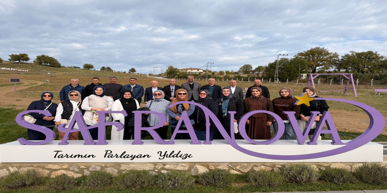 Eski Tarım Bakanı Mehdi Eker safran hasadı yaptı