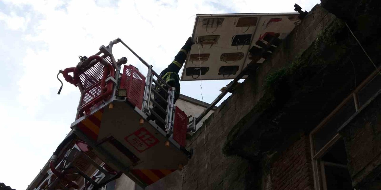 Çatıdan tehlikeli şekilde sarkan pano, itfaiye ekiplerince kaldırıldı