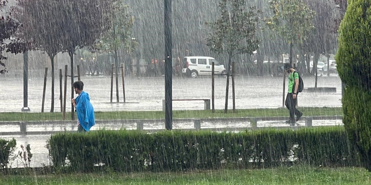 Düzce için gök gürültülü sağanak yağış uyarısı