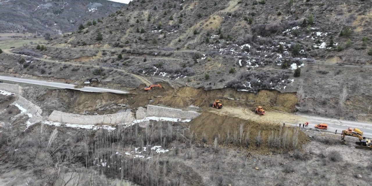 Gümüşhane-Erzincan karayolundaki heyelan bölgesinde çalışmalar sürüyor
