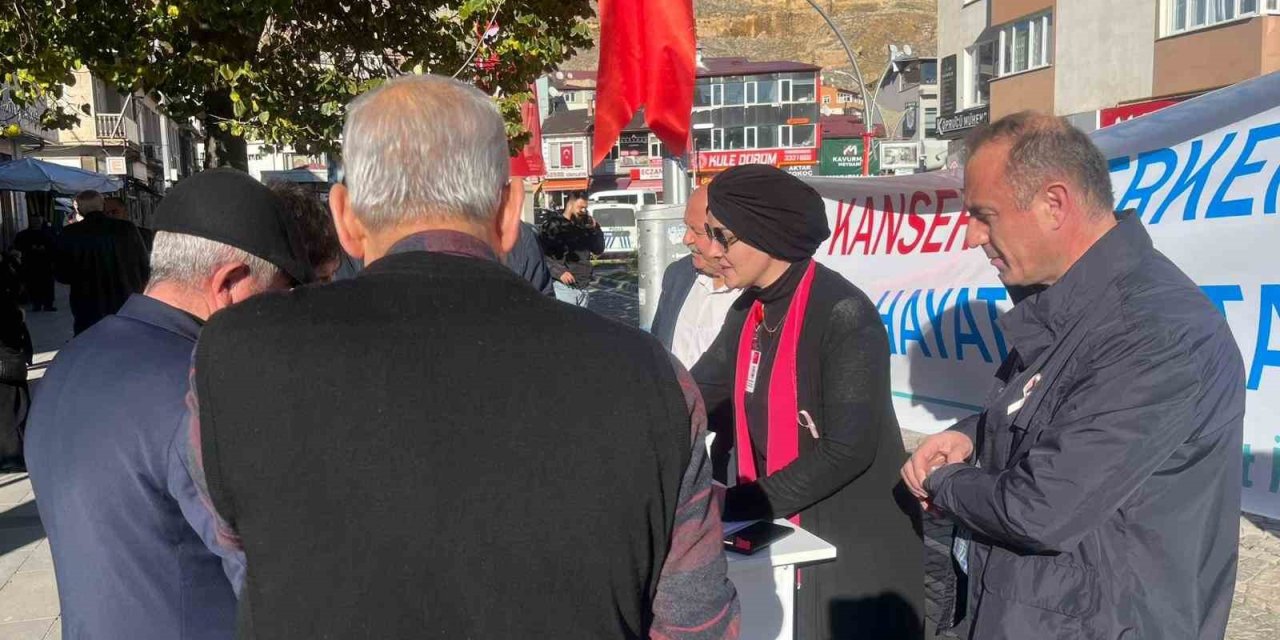 Bayburt’ta vatandaşlar ‘Erken Teşhis Hayat Kurtarır’ standında bilgilendiriliyor