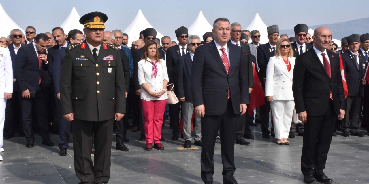 İzmir'de 350 Metrelik Dev Türk Bayrağı İle 'Zafer Yürüyüşü' (2)