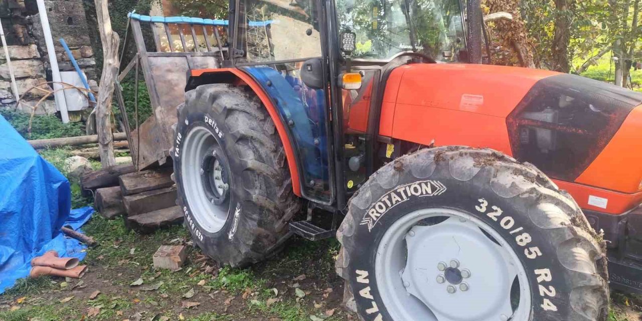 Köy muhtarı, traktörle kazan arasında sıkışarak ağır yaralandı