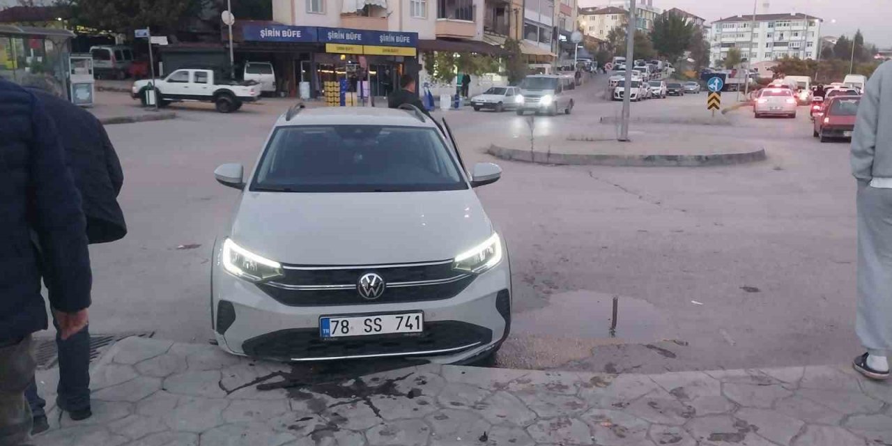 Otomobilin çarptığı yaya yaralandı