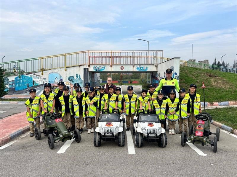 Jandarma ekipleri öğrencilere trafik kurallarını uygulamalı anlatıyor