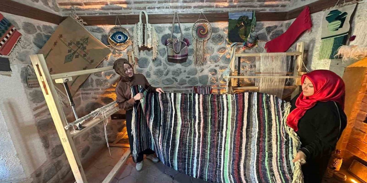 Çöpe gidecek malzemeler onun ellerinde geleneksel kilime dönüşüyor