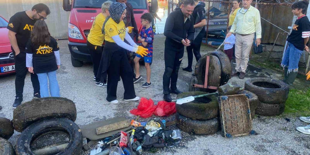 Gönüllüler deniz tabanını temizledi, çıkanlar şaşırttı