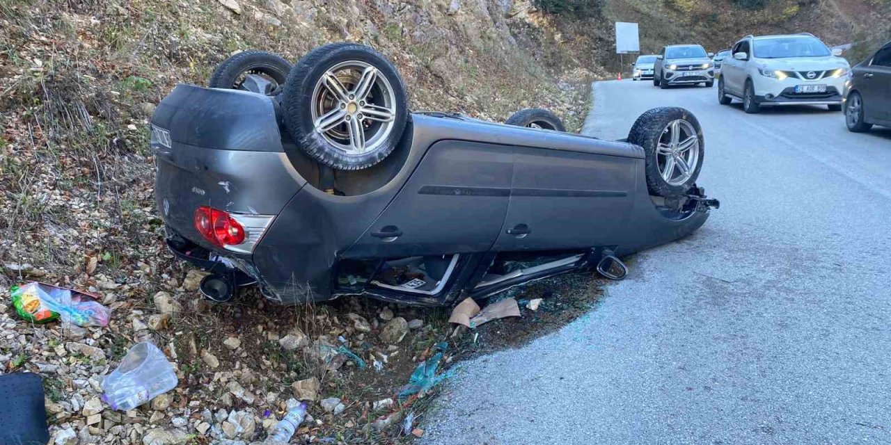 Yedigöller’de gizli buzlanma otomobili tepetaklak yaptı: 2 yaralı