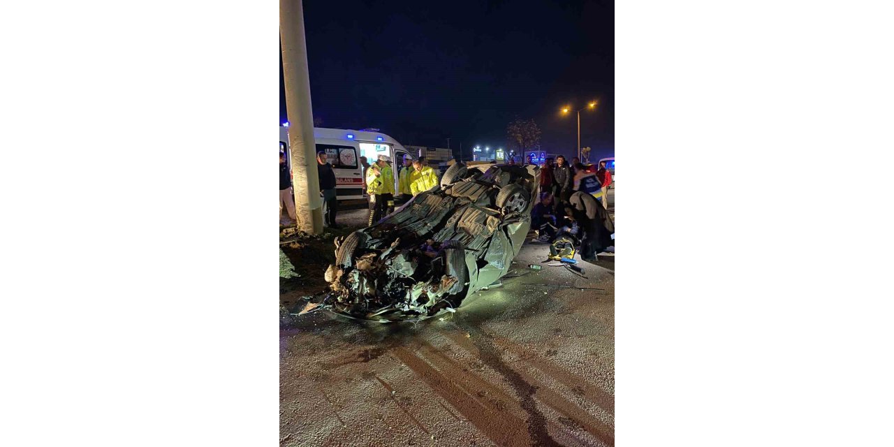 Bolu’da önce refüje ardından elektrik direğine çarpan otomobil tepetaklak oldu: 1 yaralı