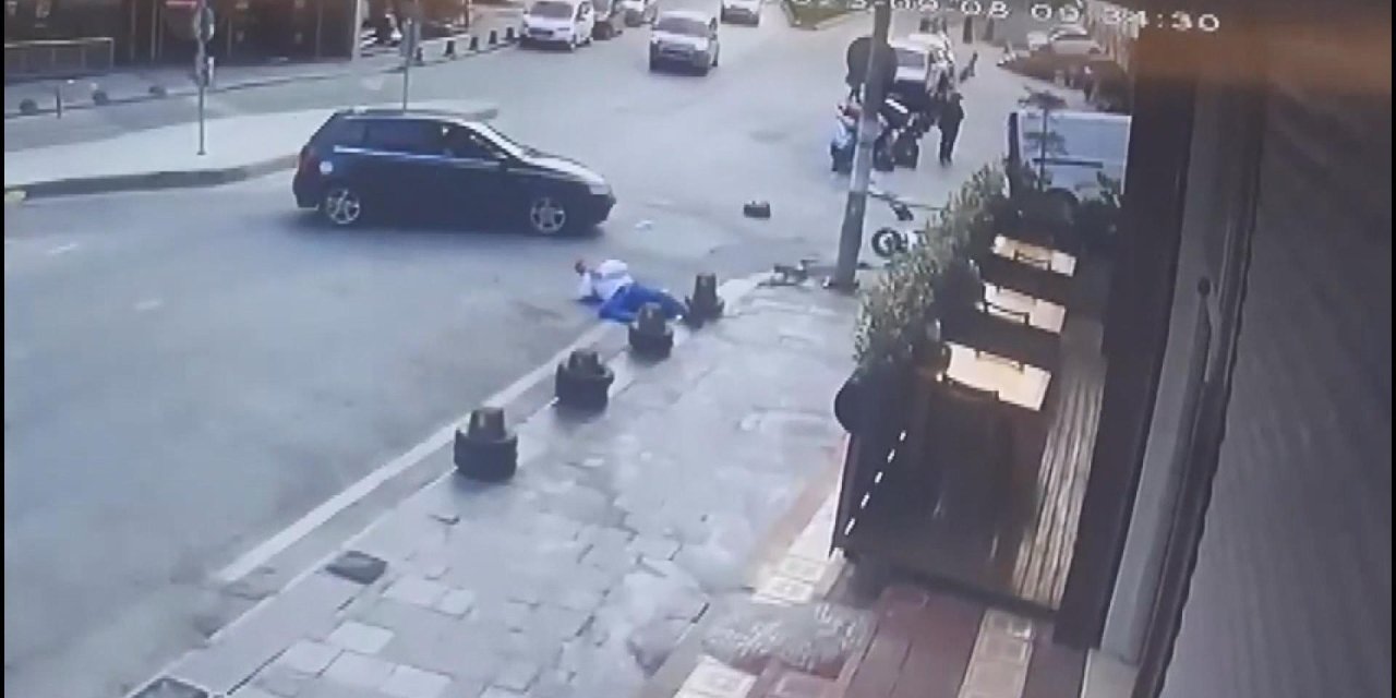 Arnavutköy'de Motosiklet Sürücüsünün Otomobille Çarpıştığı Anlar Kamerada
