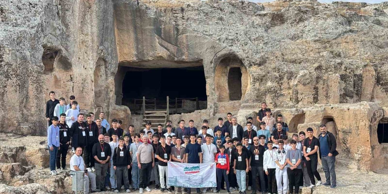 Bayburtlu öğrenciler ‘Maziden Atiye’ programıyla Diyarbakır’ı gezdi