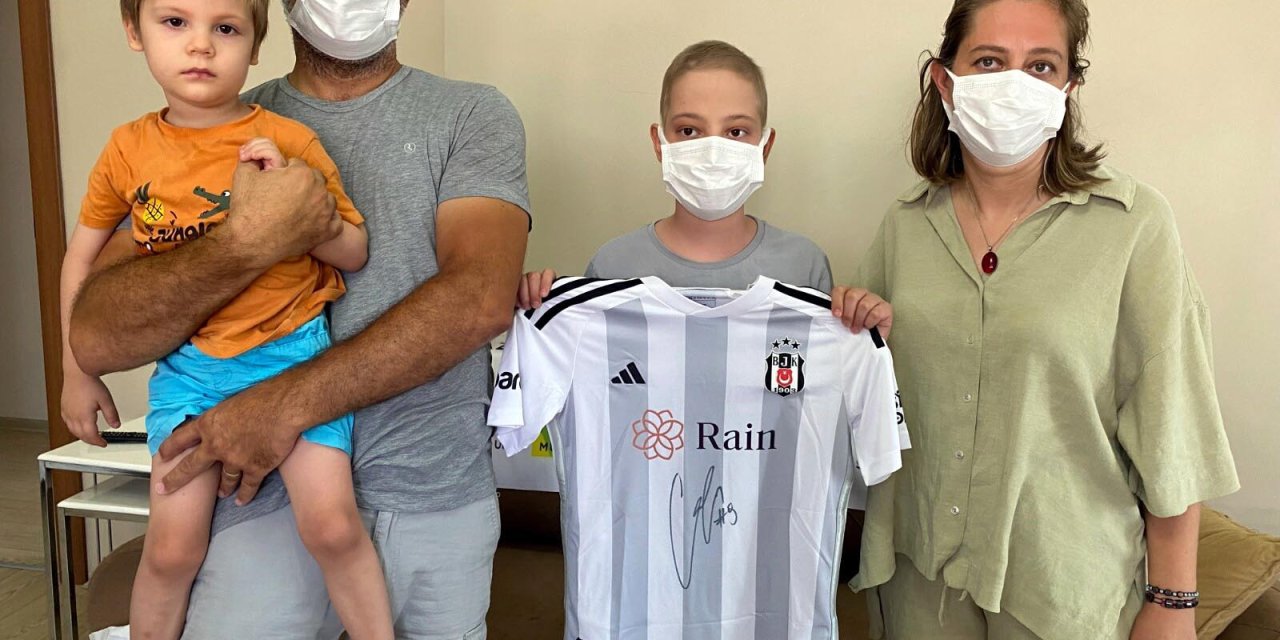 Beşiktaşlı Cenk Tosun'dan, Lösemili Çağan'a Forma Sürprizi