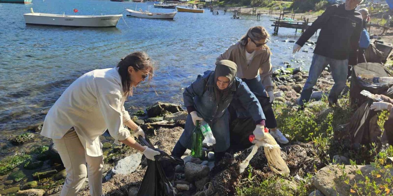 Kurucaşile’de 2 saatte 30 poşet çöp toplandı