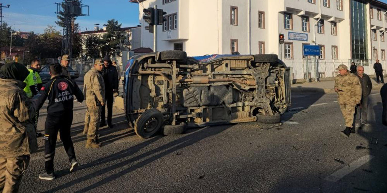 Gümüşhane'de belediye makam aracı ile jandarma minibüsü çarpıştı: 2 asker yaralandı