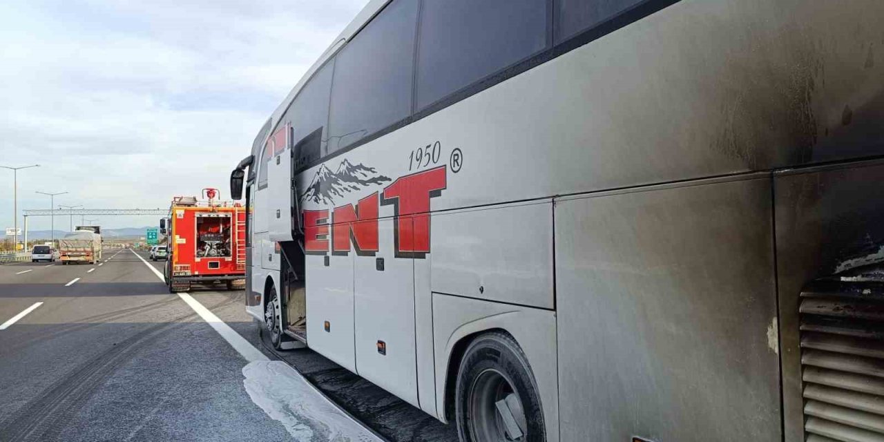 Yolcu otobüsünün motor kısmından alevler yükseldi