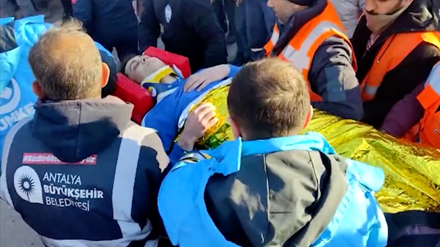 Hatay'da depremden 84 saat sonra 21 yaşındaki genç enkazdan çıkarıldı