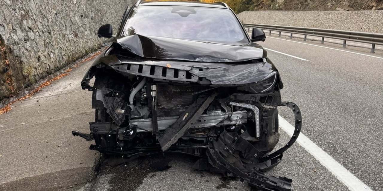 Bolu’da istinat duvarına çarpan araç, ağır hasar aldı