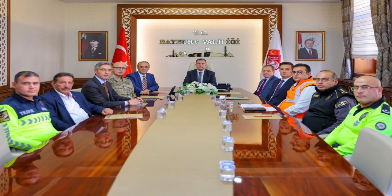 Bayburt'ta trafik düzeni ve levha sadeleştirme çalışmaları görüşüldü