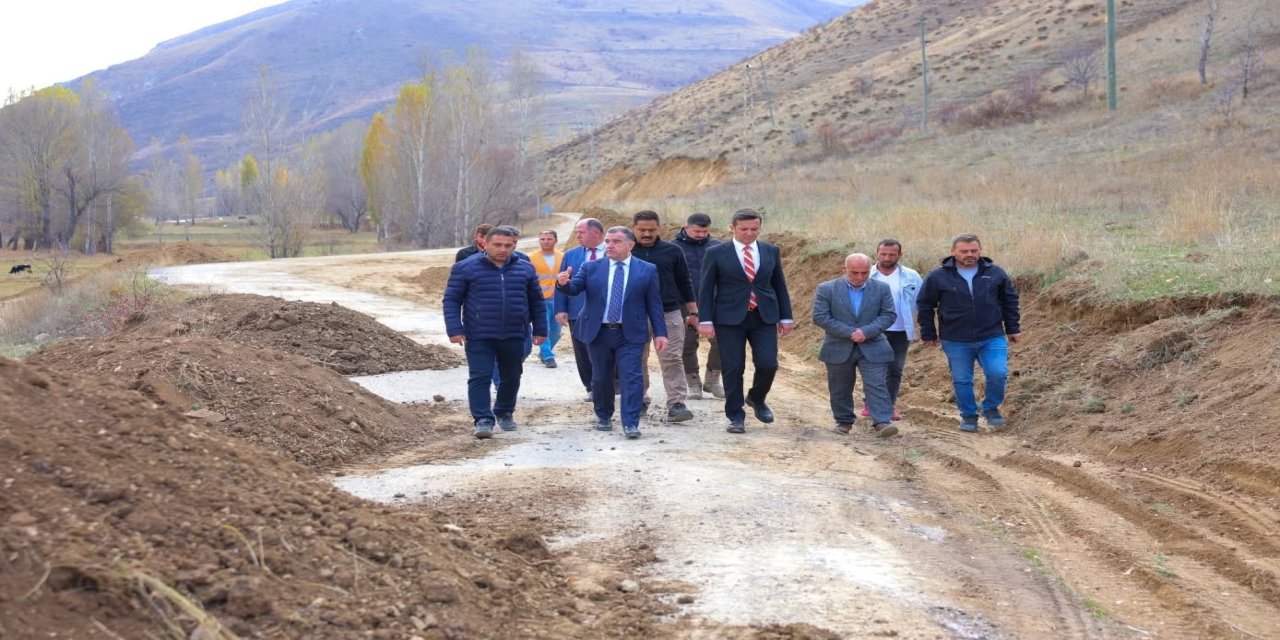 Bayburt’un köy yollarında genişletme çalışmaları devam ediyor