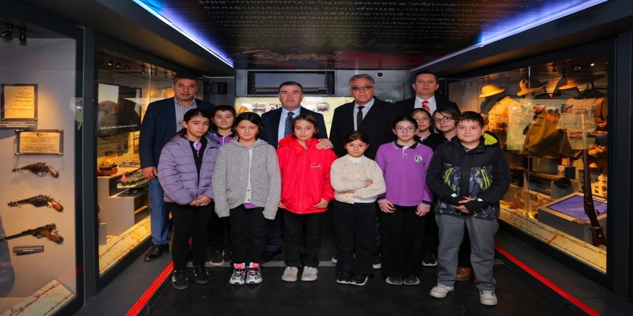 Bayburt'ta öğrencilere Çanakkale ruhu mobil müzeyle anlatıldı