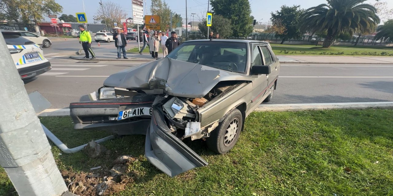 Samsun'da yayaya çarpmamak için fren yaptı, direğe çarptı: 1 yaralı