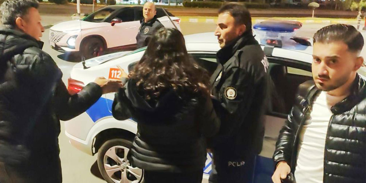 Anne ve baba, avukat kızlarını taksi durağına kilitledi