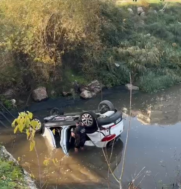 Amasya'da otomobil köprüden Tersakan çayına uçtu: 2 kız çocuğunu vatandaşlar kurtardı