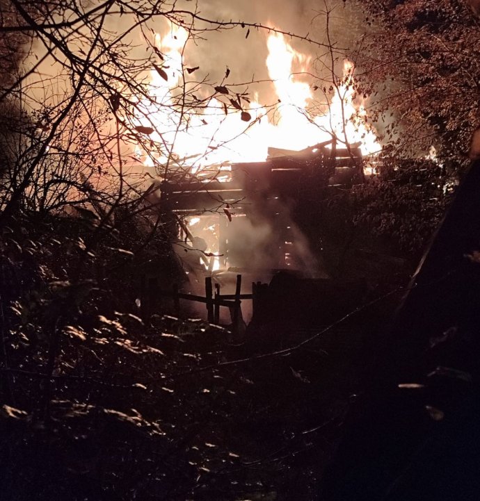 Alevlerin sardığı ahşap ev tamamen yandı: 2 yaralı