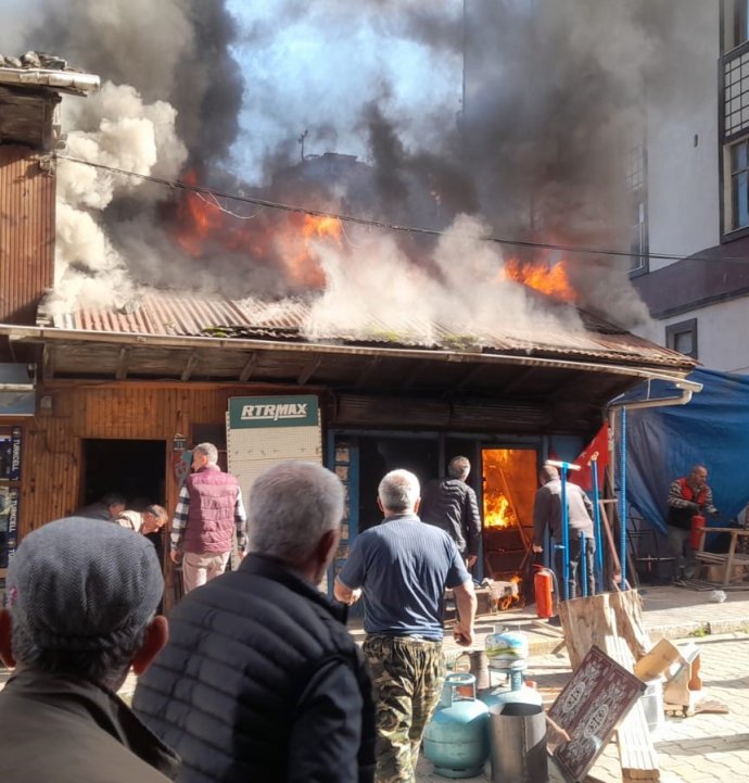 Kalaycı dükkanındaki yangını söndürmek için seferber oldular