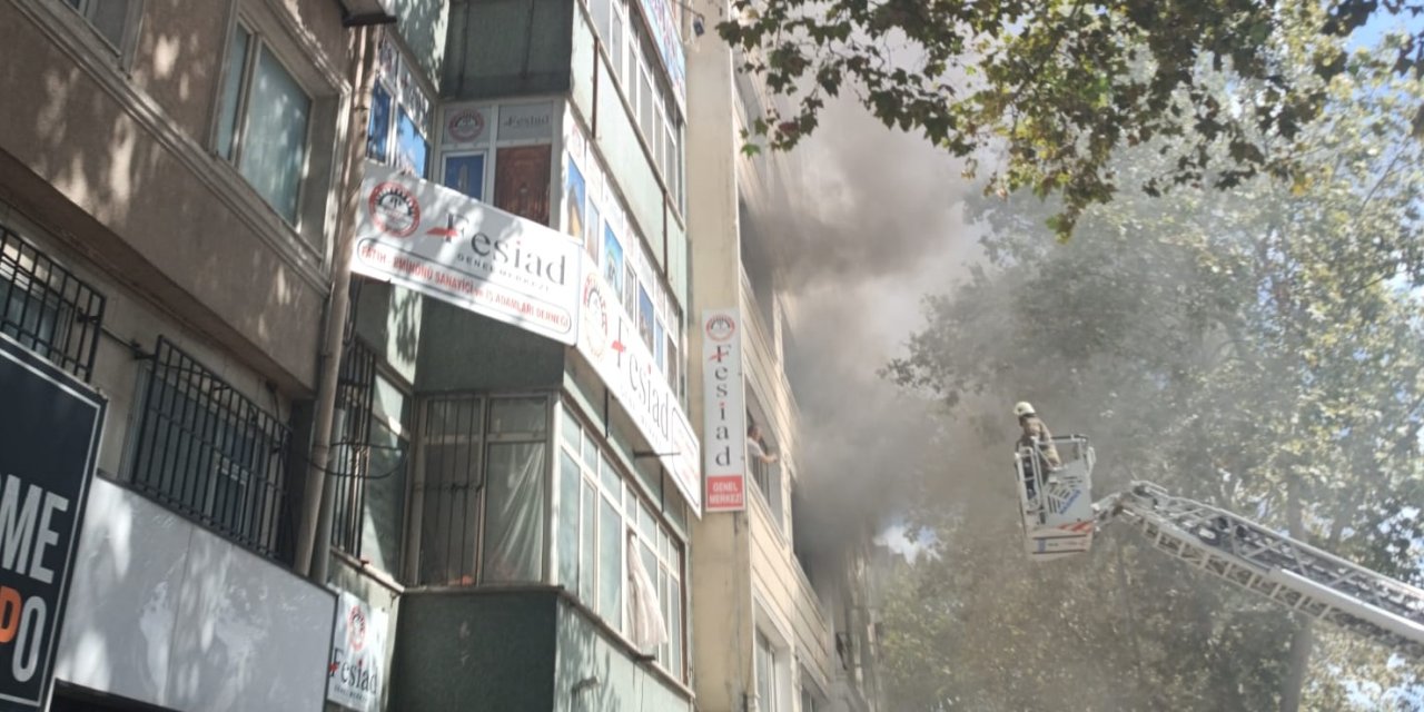 Fatih'te Tadilattaki Otelde Yangın: 2 İşçi Mahsur Kaldı